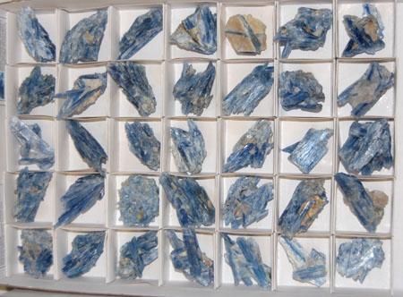 Image of kyanite clusters in flat